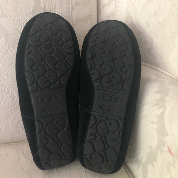 ?$110 UGG ascot suede moccasin slippers size 9